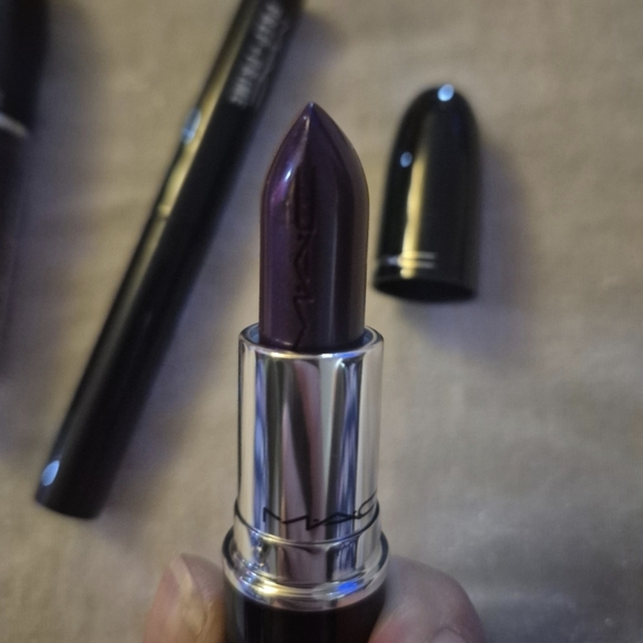 MAC Cosmetic Kisses & Bows Lip Kit Purple - Picture 3 of 7